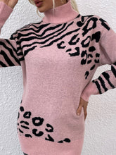 गैलरी व्यूवर में इमेज लोड करें, Animal Print Turtleneck Sweater

