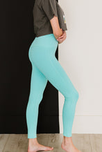 Charger l&#39;image dans la galerie, Zenana On Your Mark Full Size Run High Waisted Active Leggings
