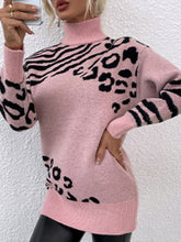 將圖片載入圖庫檢視器 Animal Print Turtleneck Sweater
