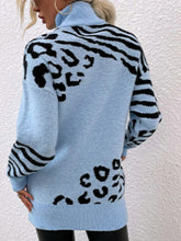 गैलरी व्यूवर में इमेज लोड करें, Animal Print Turtleneck Sweater
