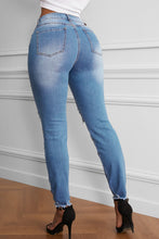 Charger l&#39;image dans la galerie, Raw Cut Frayed Hem Jeans
